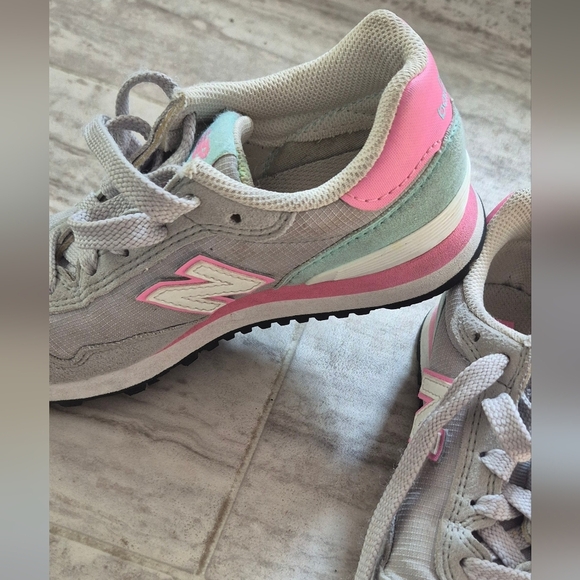 New Balance Kids' Sneakers in Light Gray and Bright Pink - Picture 3 of 7